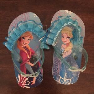 Never worn frozen toddler flip flops size 7/8